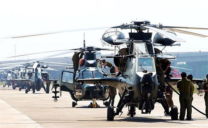 Đội hình trực thăng tấn công WZ-10 của Trung Quốc dàn hàng trên đường băng