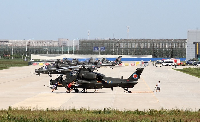 Đội hình trực thăng tấn công WZ-10 của Trung Quốc dàn hàng trên đường băng