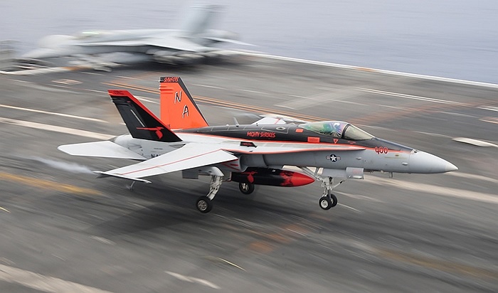 Chiến cơ F/A-18C Hornet xuất kích từ sàn tàu sân bay USS Carl Vinson, Hải quân Mỹ