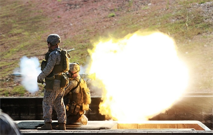 Lính thủy đánh bộ Mỹ và tên lửa chống tăng di động AT4 trong khi luyện tập ở Australia