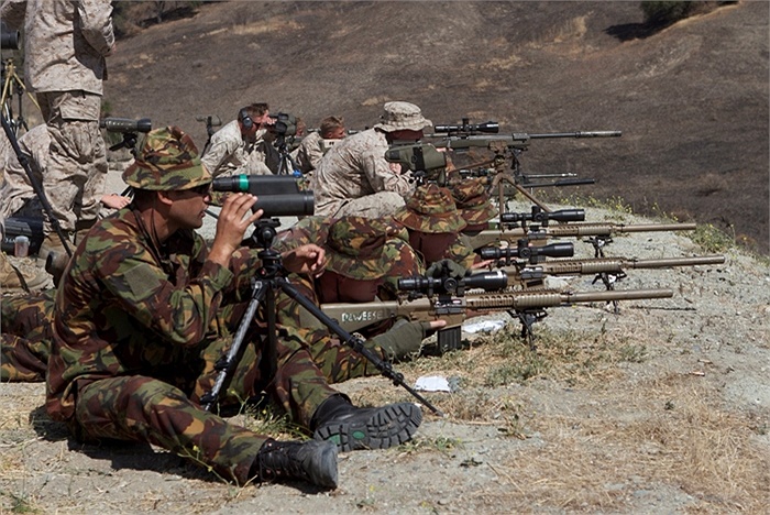 Các binh sĩ New Zealand và Canada được đào tạo bắn tỉa tại trại Pendleton, Mỹ