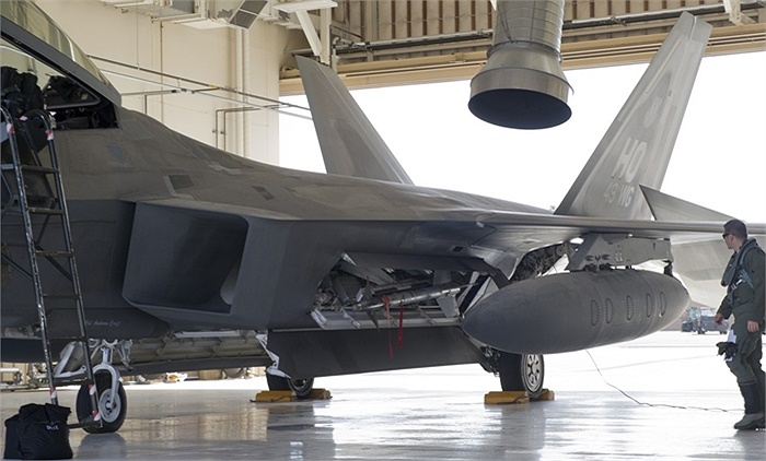 Đại úy Robert Burgon, phi công thuộc phi đội 7, Không quân Mỹ trước chuyến bay kiểm tra chiến cơ thế hệ thứ 5 F-22