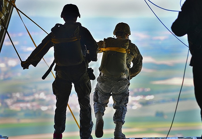 Binh sĩ Mỹ luyện tập nhảy dù từ máy bay vận tải C-130J Super Hercules ở Đức