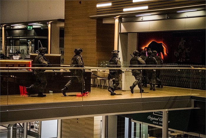 Lực lượng an ninh luyện tập chống khủng bố ở Trung tâm thương mại Itäkeskus, Phần Lan