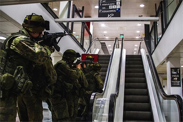Lực lượng an ninh luyện tập chống khủng bố ở Trung tâm thương mại Itäkeskus, Phần Lan