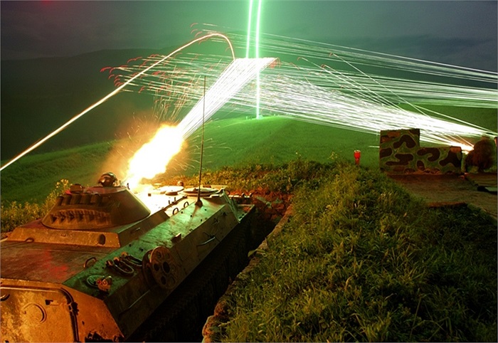 Xe tăng Nga khai hỏa trong đêm, một phần cuộc tập trận lớn nhất sau khi Liên Xô tan ra của quân đội Nga tại vùng Viễn Đông