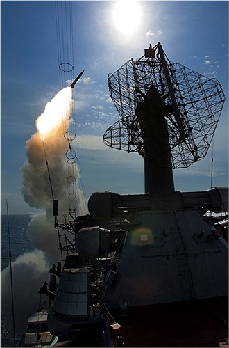 Tàu chiến Hạm đội Thái Bình Dương Nga bắn tên lửa đất đối không trong cuộc tập trận lớn nhất sau khi Liên Xô tan ra của quân đội Nga tại vùng Viễn Đông