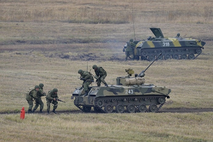 Các binh sĩ Nga trong triển lãm quân sự Omsk 2013