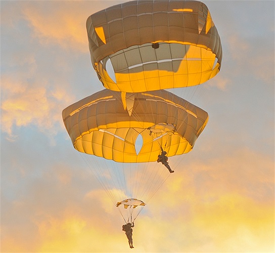 Lính dù Mỹ đổ bộ từ máy bay vận tải C-17 Globemaster