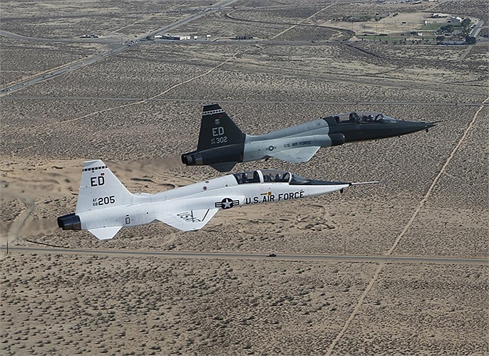 Hai chiến cơ T-38 A và T-38 C ở căn cứ Không quân Edwards California