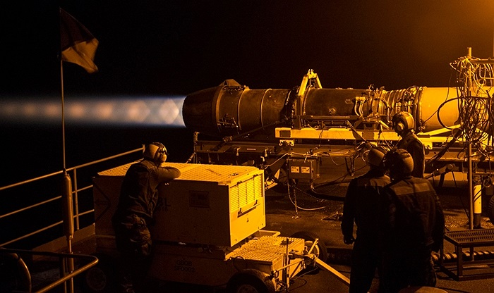 Các kỹ sư quân đội Mỹ thử nghiệm động cơ máy bay chiến đấu trên tàu sân bay Harry S. Truman