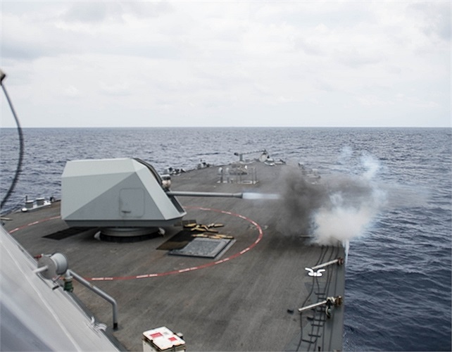 Súng máy 57mm trên tàu chiến đấu USS Freedom của hải quân Mỹ