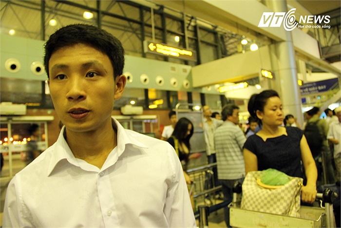 Vũ Xuân Tiến hồi hộp khi chờ làm thủ tục tại sân bay Nội Bài.