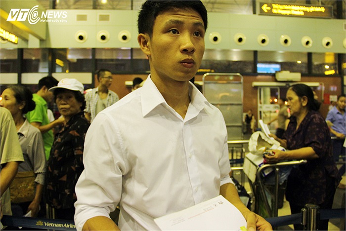 Anh cố gắng nhớ mã số chuyến bay và giờ bay.