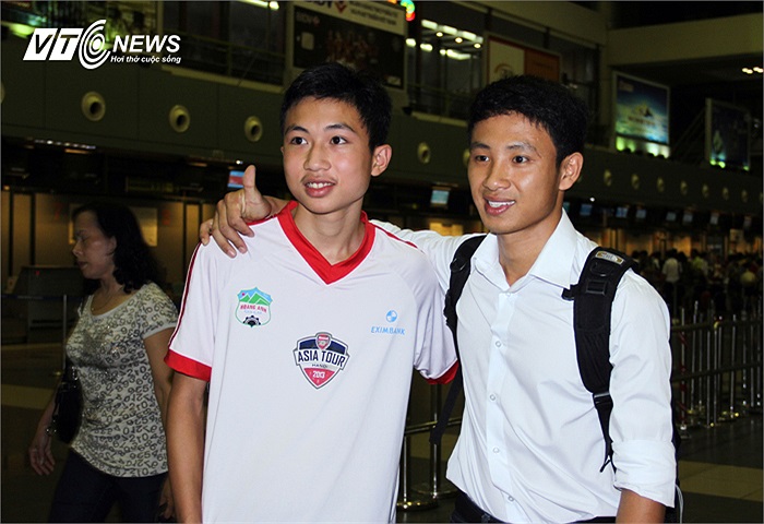 Một fan hâm mộ Arsenal và Running Man cùng chụp hình kỷ niệm. Fan này gửi gắm ở Vũ Xuân Tiến rất nhiều điều.