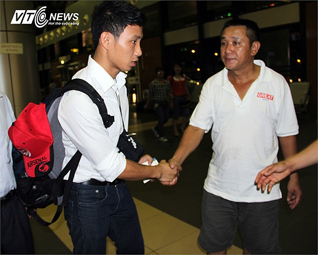 Vũ Xuân Tiến chào tạm biệt bố.