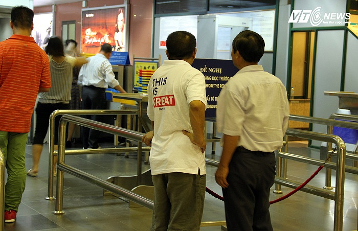 Bố và ông nhìn với theo... (Ảnh: Hà Thành)