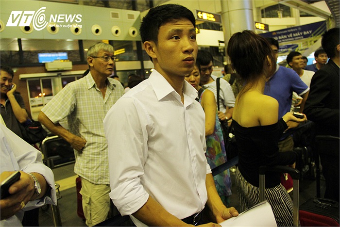 Đây là lần đầu tiên Vũ Xuân Tiến đi máy bay, lại là một chuyến xuất ngoại đặc biệt nên không tránh khỏi những bỡ ngỡ.