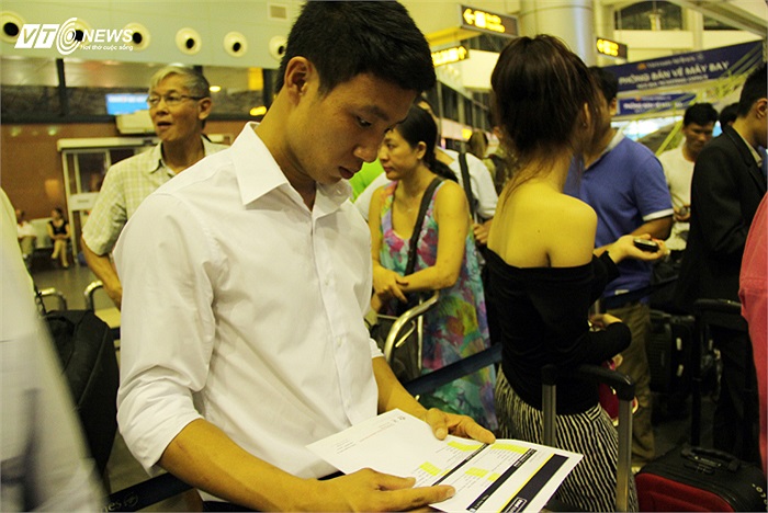 Đối chiếu vé với bảng thông báo điện tử một lần nữa trong lúc chờ vào làm thủ tục.