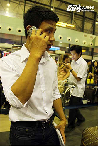 Nhận những cuộc điện thoại chúc lên đường may mắn.