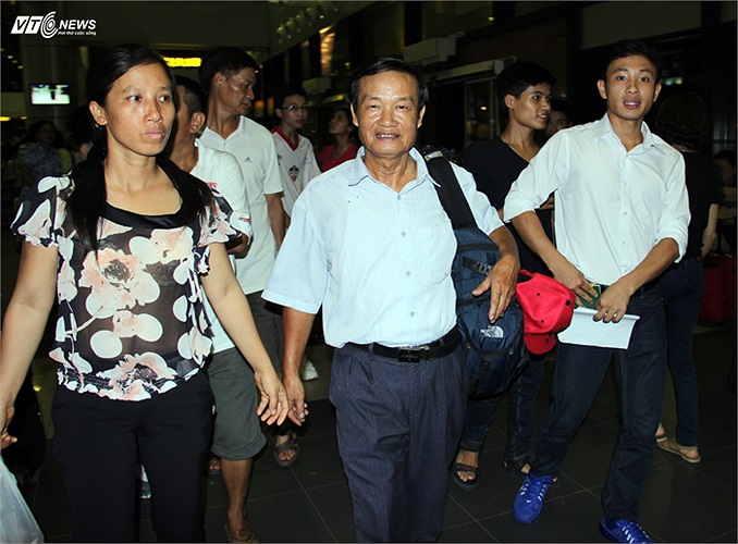 Vũ Xuân Tiến cùng người thân trong gia đình có mặt tiễn anh tại sân bay Nội Bài.