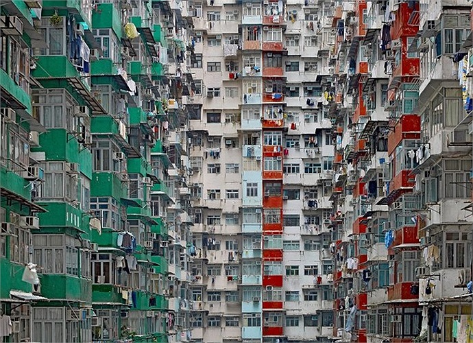 Các ban công hướng vào một sân chung của cả khu chung cư với những màu sắc khác nhau