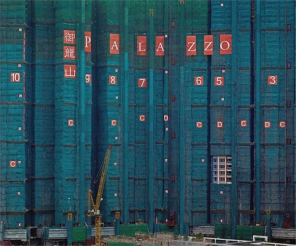 Nằm bên cạnh nó là những chung cư đang xây mới