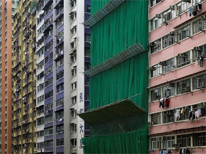 Công trường xây dựng nằm ngay cạnh khu dân cư