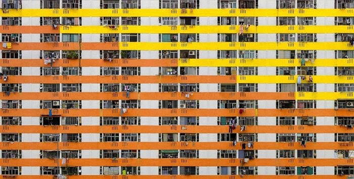 Màu sắc sặc sỡ trên những ban công chung cư