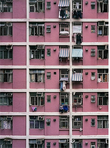 Nhiều nơi sau nhà không có ban công, người dân tự chế dây phơi để treo quần áo