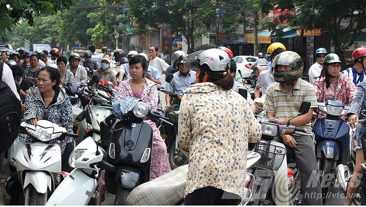 Trong khi đó, phụ huynh tập trung kín trước cổng trường đợi thí sinh.