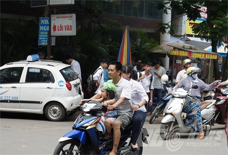 Cả gia đình không đội mũ bảo hiểm khi tham gia giao thông.