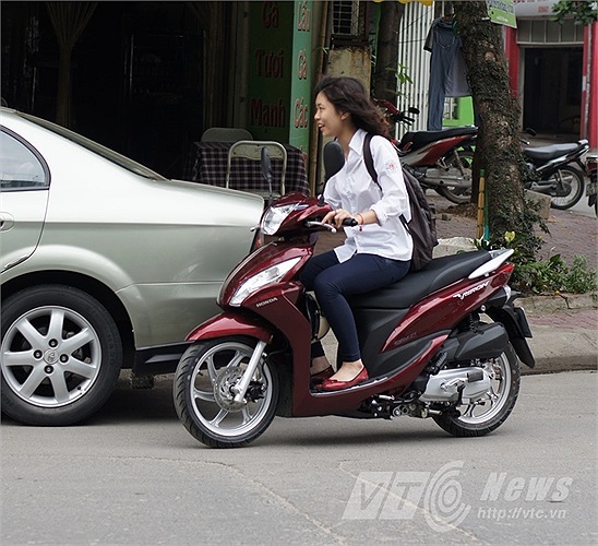 Nhiều học sinh tự đi xe máy đi thi, và cũng không chấp hành luật giao thông.