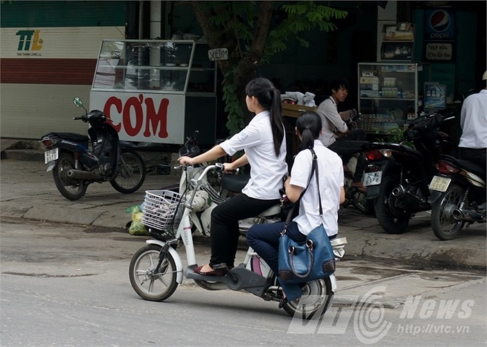 Không đội mũ bảo hiểm khi đi xe đạp điện
