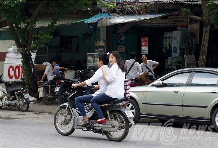 Nhiều cặp đôi đầu trần chở nhau đi thi.