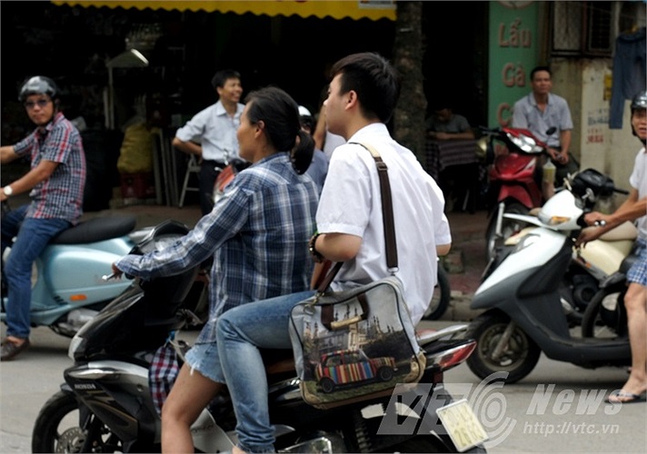 Khi giờ thi kết thúc, nhiều phụ huynh quên nhắc nhở con em mình đội mũ bảo hiểm.