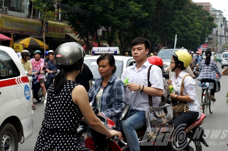 Cả phụ huynh và học sinh đều không đội mũ bảo hiểm.
