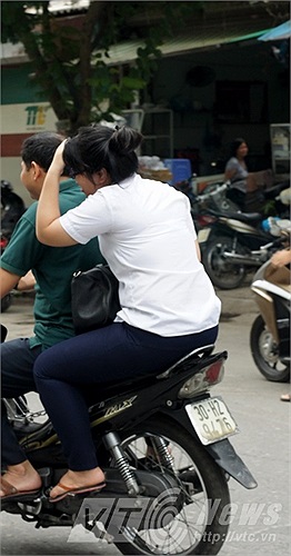 Vội vàng về nhà sau khi kết thúc môn thi nhưng quên đội mũ bảo hiểm.