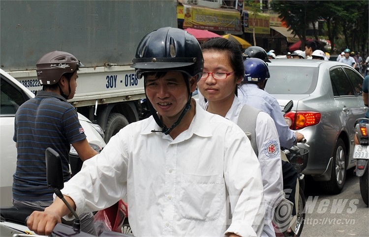 Bố đội mũ nhưng con thì không.