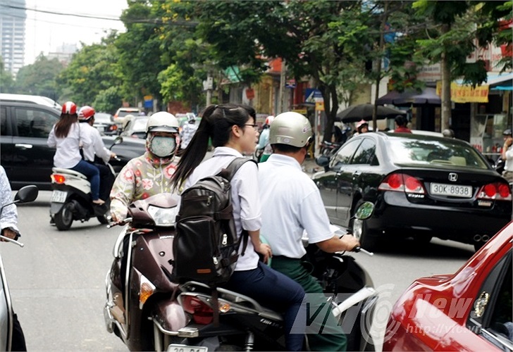 Vi phạm luật giao thông tràn lan sau giờ thi.