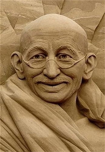 và Gandhi cũng có thể làm bằng cát