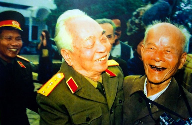 Đại tướng Võ Nguyên Giáp gặp ông Bùi Duy Ly, phóng viên ảnh chiến trường báo Quân đội nhân dân