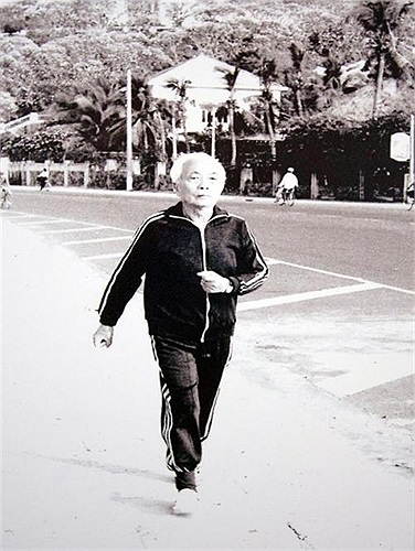 Bên cạnh việc ngồi thiền, đi bộ là môn thể dục ưa thích của Đại tướng