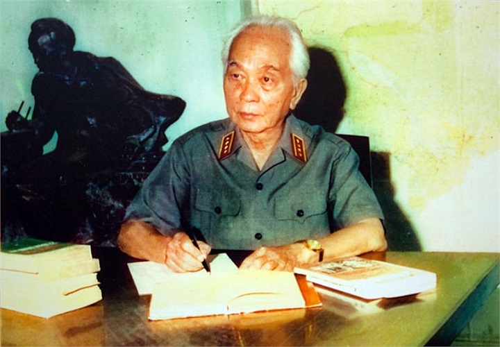 Đại tướng bên bàn làm việc