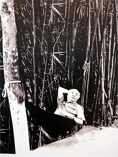 Sau khi thăm địa đạo Củ Chi, đại tướng nghỉ trưa dưới rặng tre (1996)