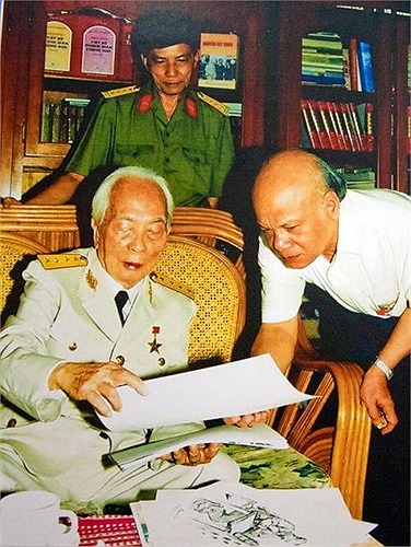 Đại tướng cùng các thư ký Nguyễn Văn Huyên và Trịnh Nguyên Huấn lựa chọn ảnh