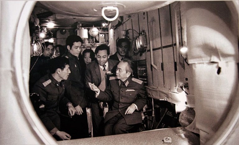Tháng 7-1980, Đại tướng Võ Nguyên Giáp thăm trung tâm huấn luyện Gagarin, Liên Xô. Trong ảnh: từ trái sang phải: Anh hùng Lao động Phạm Tuân, phi công vũ trụ Bùi Thanh Liêm, Viện sĩ Nguyễn Văn Hiệu, Tham tán Đại sứ quán Việt Nam tại Liên Xô Vũ Khoan,