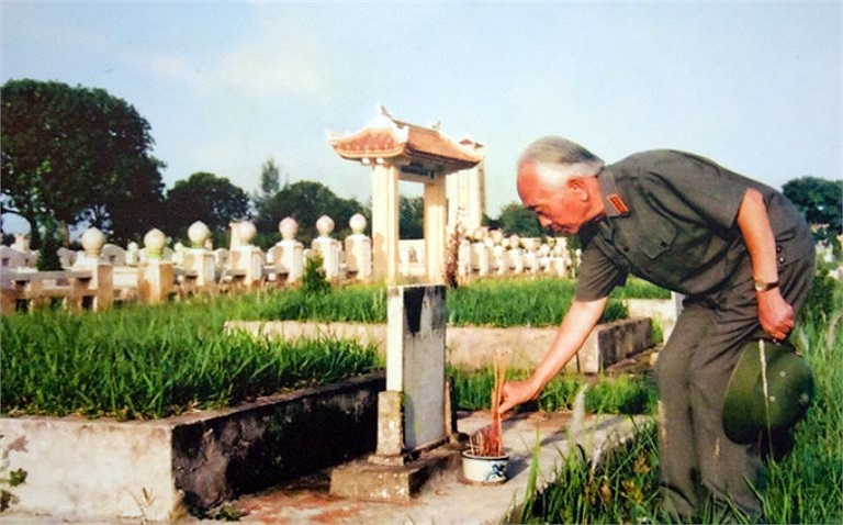 Thắp nén nhang lên mộ bạn chiến đấu tại Nghĩa trang Mai Dịch ngày 1-9-1991