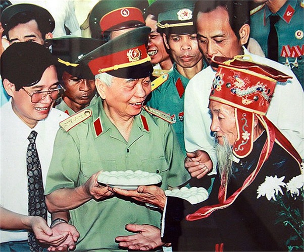 Đại tướng thăm đền Hai Bà Trưng, Hát Môn, Phúc Thọ (Hà Tây cũ); một lão nông tặng đĩa bánh trôi tượng trưng cho lòng kính trọng của dân làng đối với người có công với dân, với nước