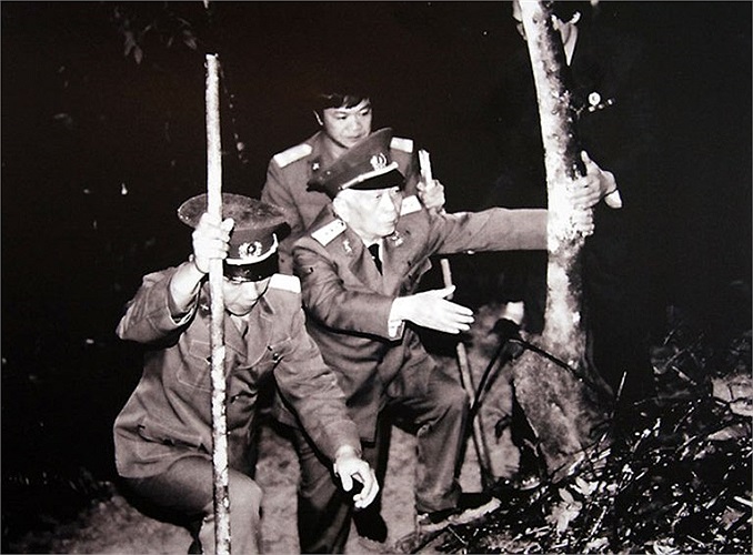 Sau cơn mưa tầm tã, đường dốc trơn trượt, Đại tướng Võ Nguyên Giáp về thăm lại rừng Trần Hưng Đạo, nơi Đội Việt Nam Tuyên truyền Giải phóng quân thành lập 50 năm trước (1994)